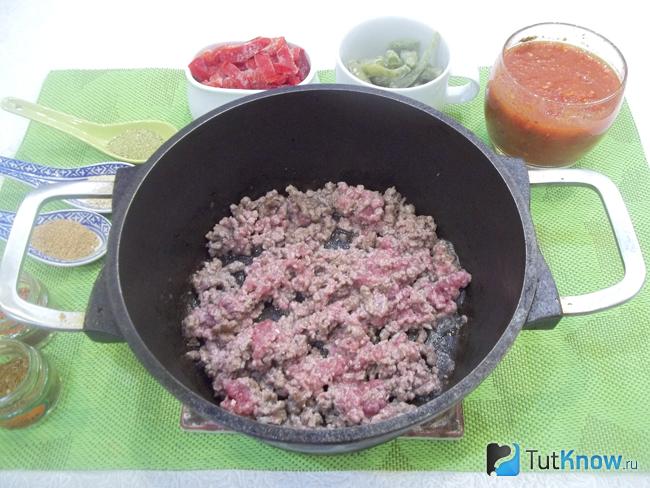 Фарш жарится в сотейнике