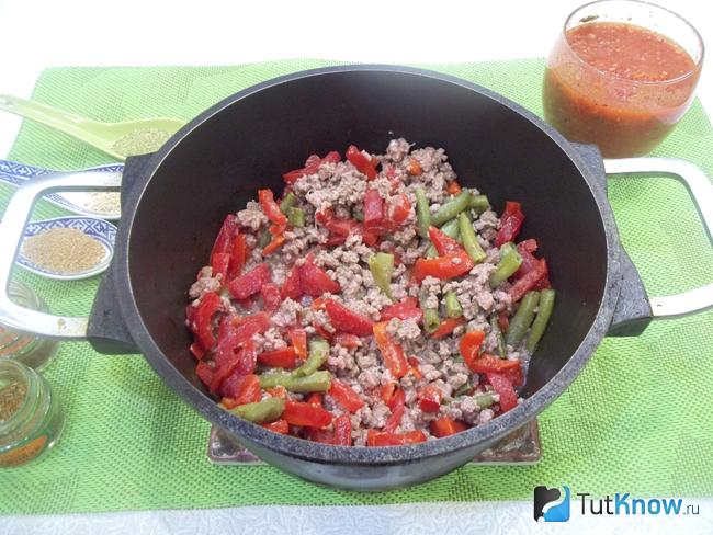 Продукты жарятся в сотейнике