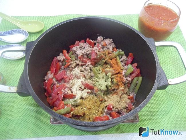 Продукты приправлены специями