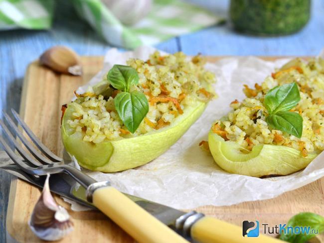 Диетические лодочки из кабачков с творогом и куриным филе