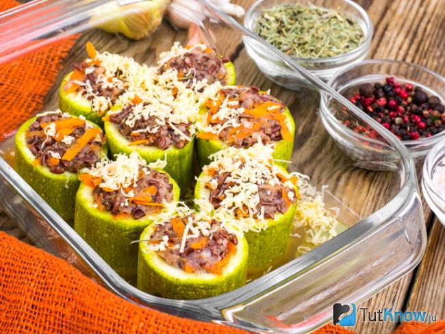 Фаршированный кабачок бочонками с фаршем в духовке