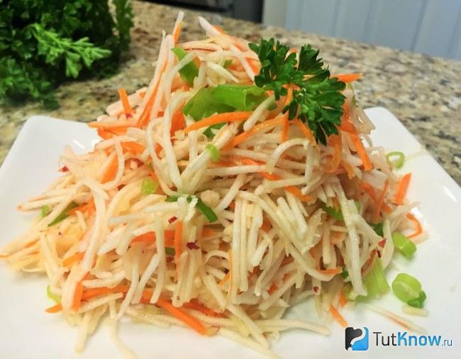 Салат из редьки c яблоком и морковью для похудения