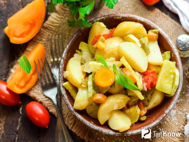 Овощное рагу с кабачками и курицей в мультиварке