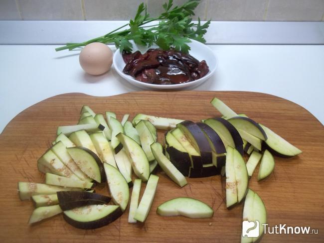 Баклажаны нарезаны брусками