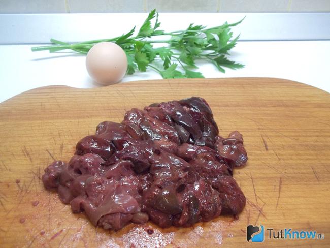 Печень нарезана кусочками