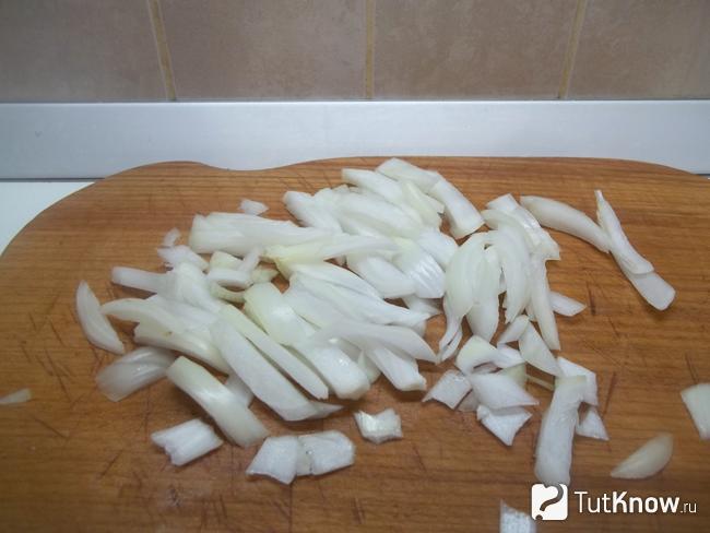 Репчатый лук нарезан кусочками