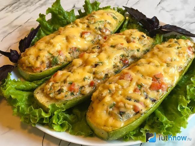 Кабачок, фаршированный грибами