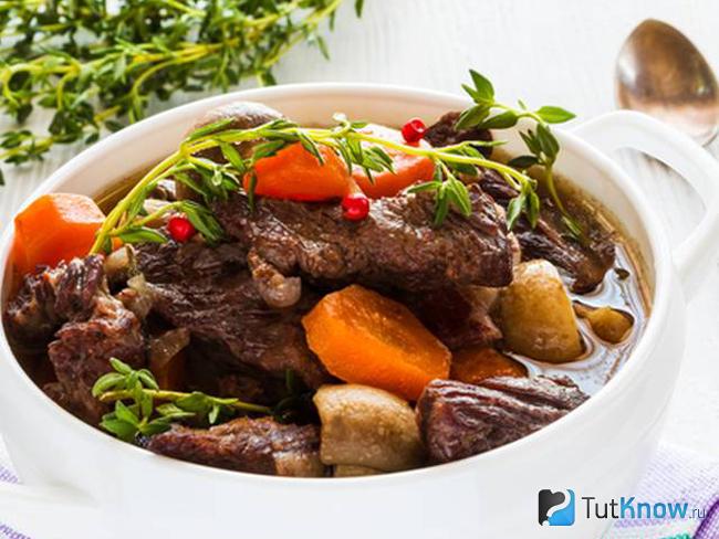 Мясо с овощами на сковороде