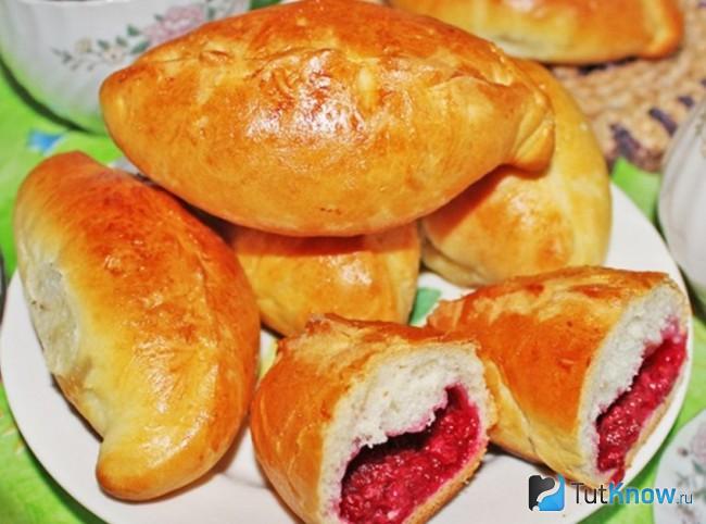 Пирожки с малиновым вареньем