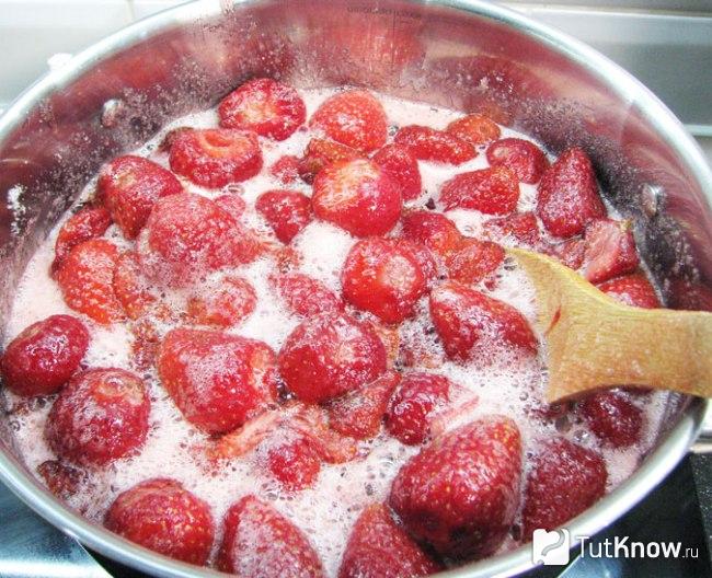 Приготовление клубничного варенья