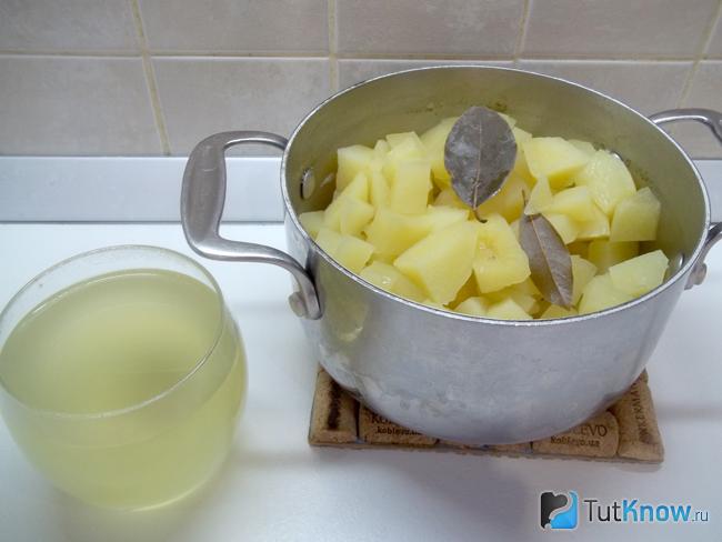 С кастрюли слит картофельный овар