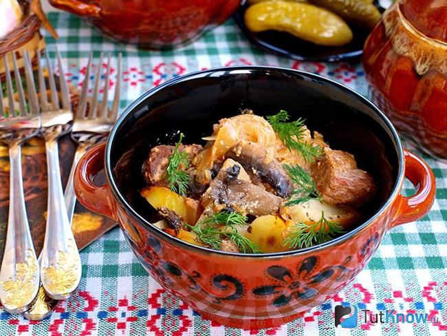 Говядина с овощами и сметаной в горшочках