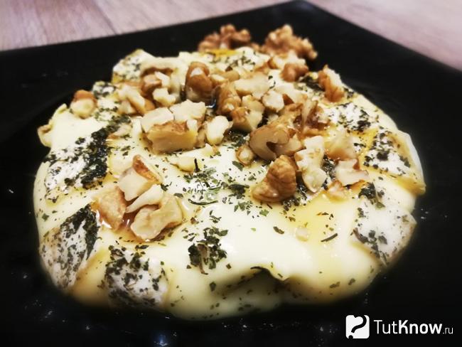 Запеченный Камамбер с фисташками и инжиром