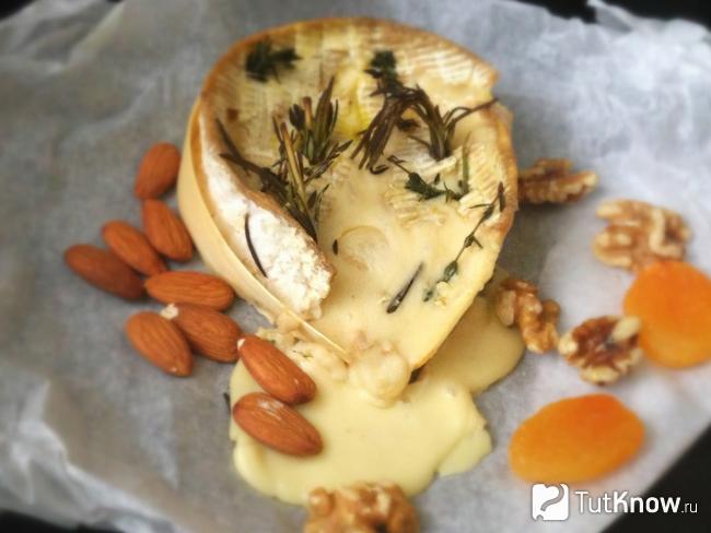 Запеченный камамбер с медом и орехами
