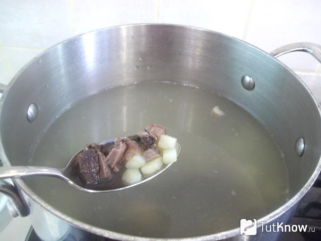 В кастрюле добавлены субпродукты