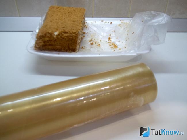Пищевая пленка отрезана нужным куском