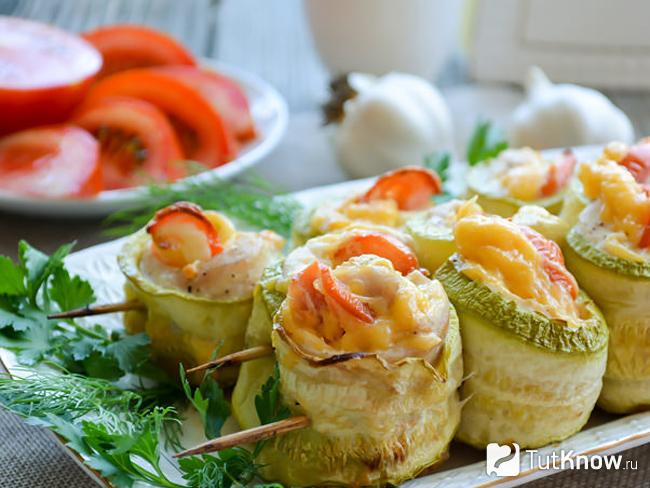 Рулетики из кабачков с морковью и сыром