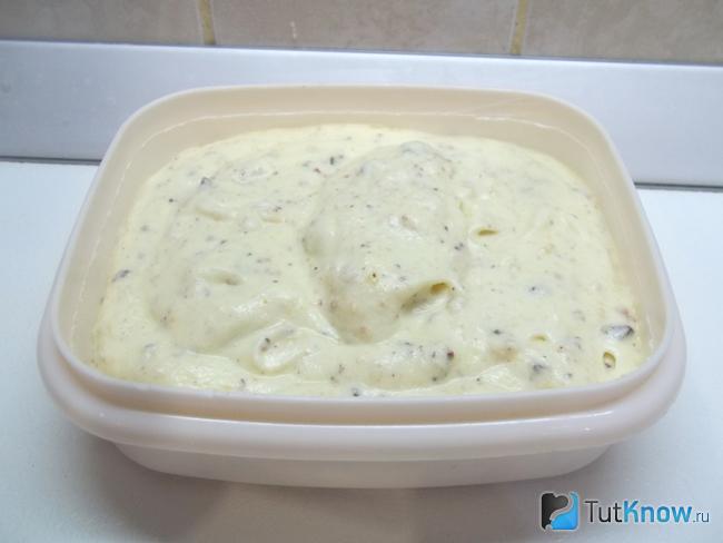 Готовое мороженое с коньяком и шоколадом