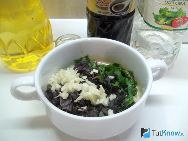 К продуктам добавлена зелень и чеснок
