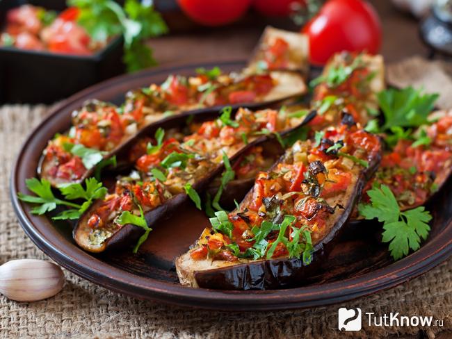 Баклажаны тушеные с овощами
