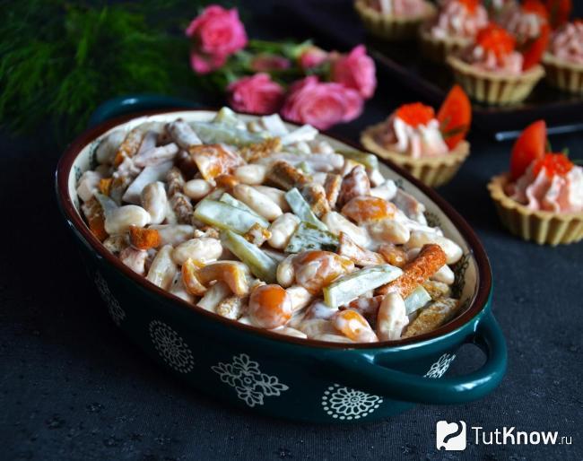 Салат с маринованными опятами и ветчиной