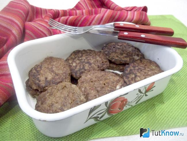 Готовые печеночные котлеты с луком и овсяными хлопьями