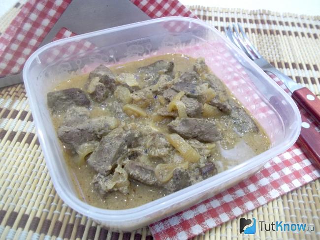 Готовая тушеная телячья печень в молоке