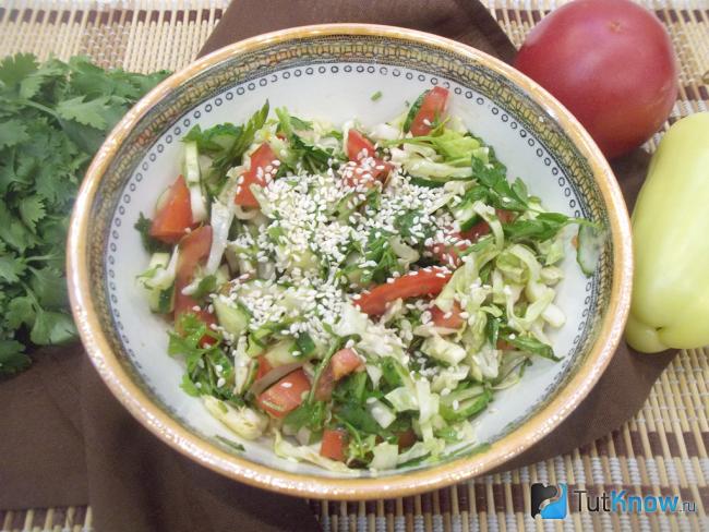 Готовый овощной салат с кунжутом и помидорами