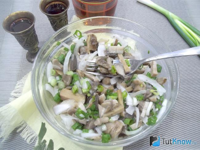 Готовый салат с маринованными грибами, репчатым и зеленым луком