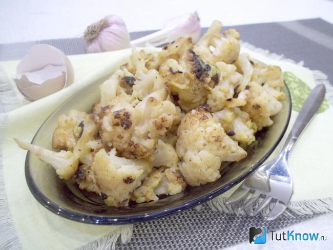 Готовая цветная капуста с яйцами и сыром
