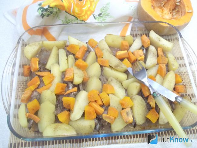 Готовые запеченные бараньи ребра с картофелем и тыквой