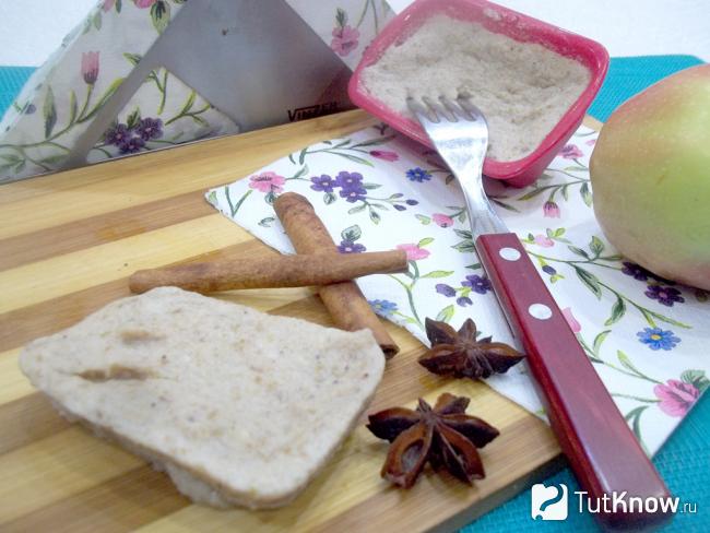 Готовый десерт в микроволновке из фруктового пюре с белками
