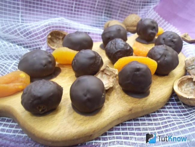 Готовые конфеты в шоколаде из орехов и кураги