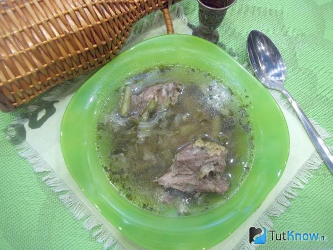 Готовый суп из курицы с капустой и спаржевой фасоли