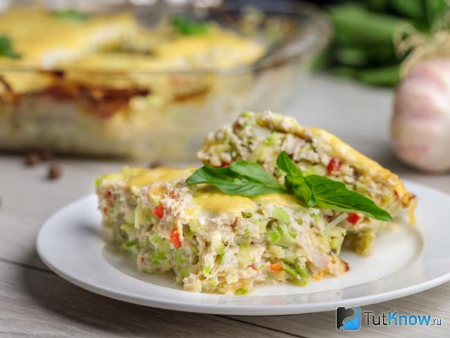 Готовое блюдо из кабачков с куриным фаршем