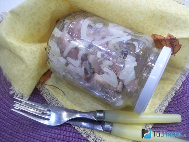 Готовая селедка в банке с луком и специями в масле и уксусе