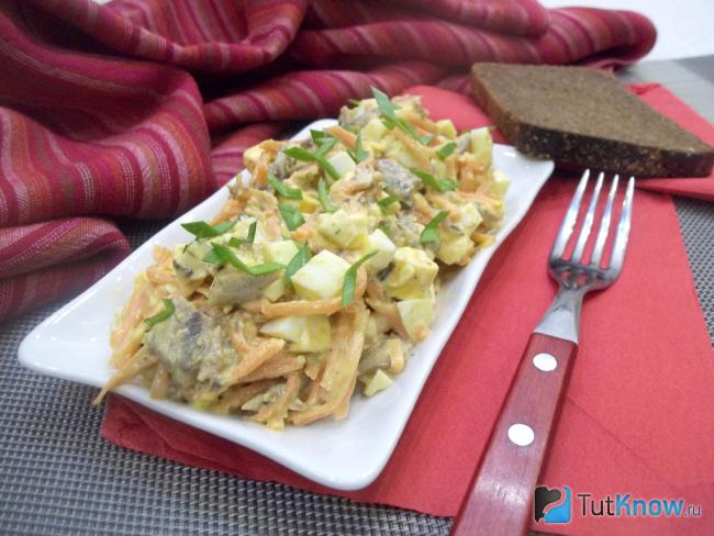Готовый салат из шпрот, корейской моркови, сыра и яиц