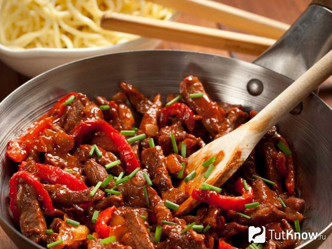 Готовое мясо с овощами