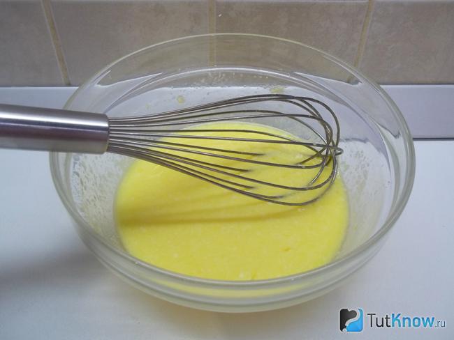 Кефир перемешан с яйцами