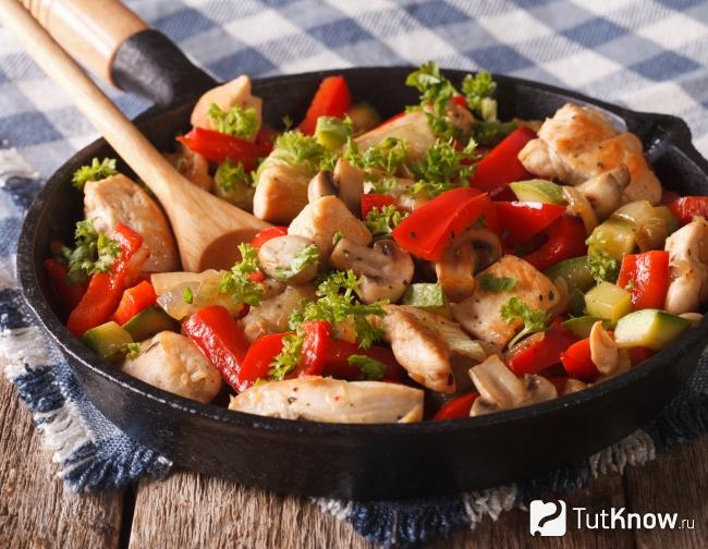 Овощное рагу с курицей и маринованными белыми грибами