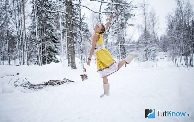 Девушка в платье в зимнем лесу