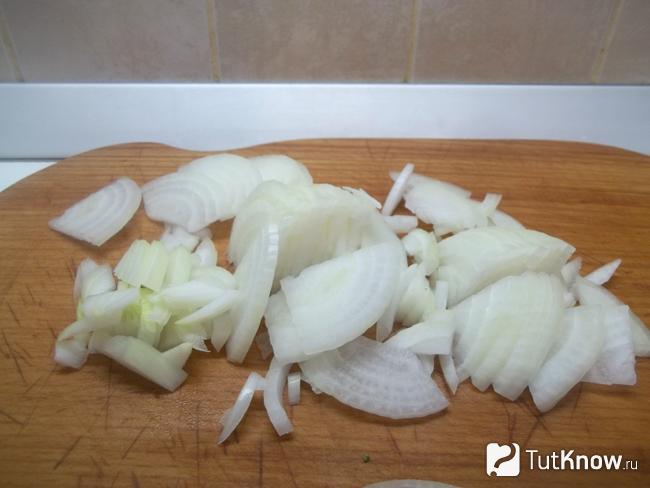 Репчатый лук нашинкован