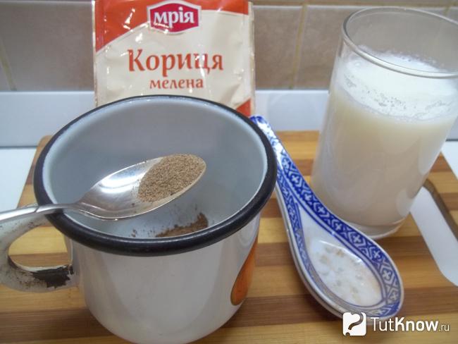 В емкость насыпана молотая корица