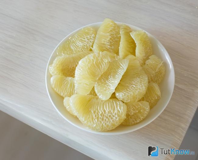 Дольки помело в тарелке