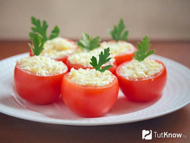 Фаршированные помидоры с сыром и чесноком