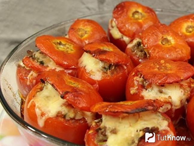 Запеченные фаршированные помидоры свининой и рисом