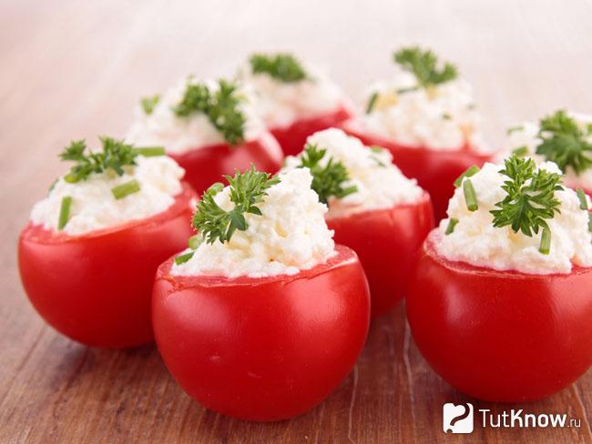 Помидоры, фаршированные творогом, крабовыми палочками и зеленью