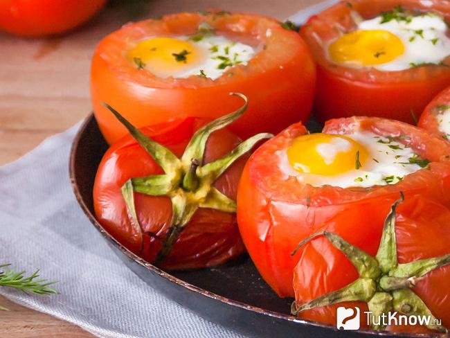 Запечённые помидоры, фаршированные яйцами и чесноком