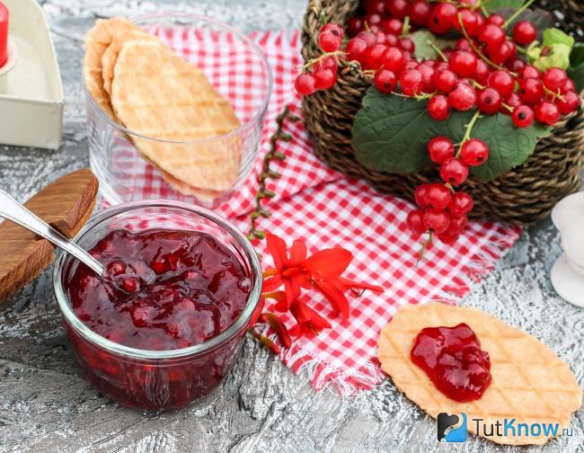 Варенье и ягоды красной смородины