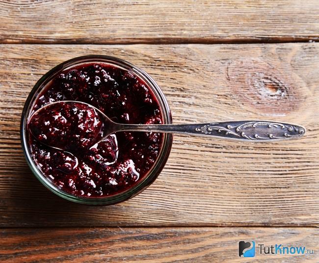 Варенье из черной смородины в банке
